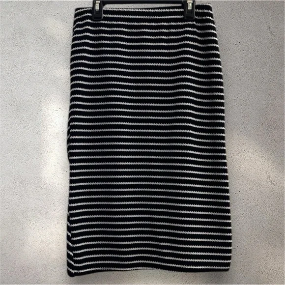 Elegant Black and White Striped Midi Skirt - Picture 2 of 2